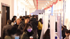进出坐的不少搭客